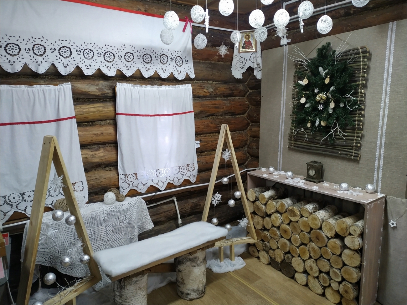 выставку-размышление «Разноцветная зима»